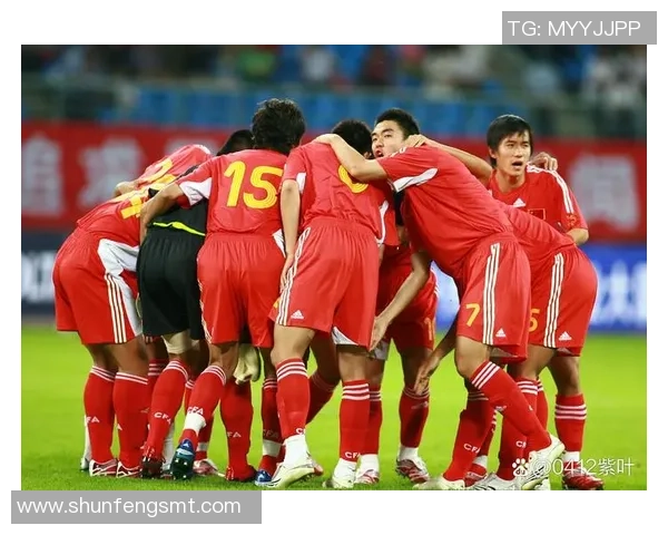 在烈日下拼搏的足球明星们用汗水书写荣耀与梦想